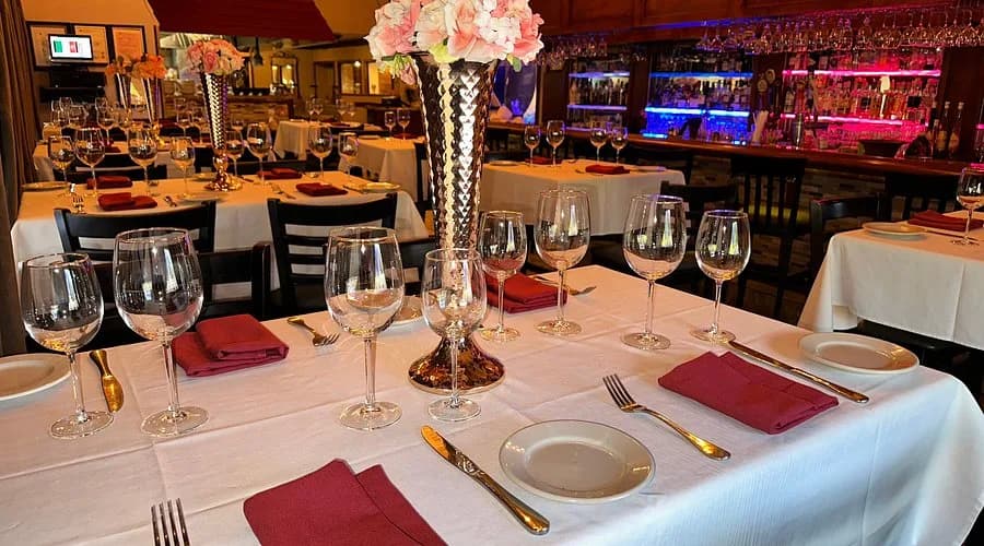 DeLukas Restaurant & Bar